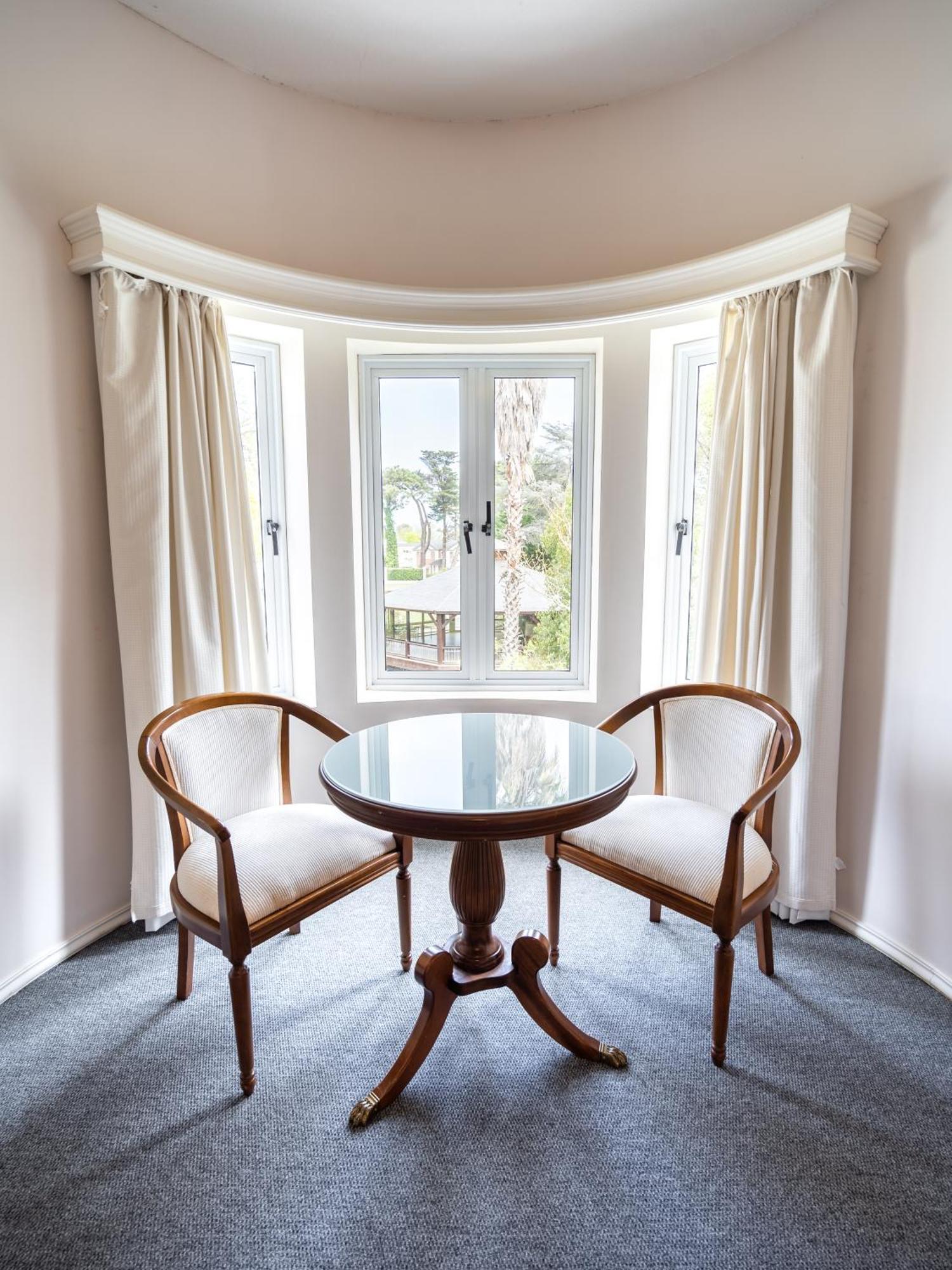 Parque Hotel Jean Clevers Punta del Este Eksteriør bilde A window seat with a table and two chairs